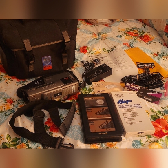 Vintage Zenith VM6300 VHS-C Camcorder Bundle-No Battery - Picture 1 of 15